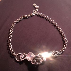 Silver tone chunky rhinestone and flower necklace 18-20 inches. 🧱🔥